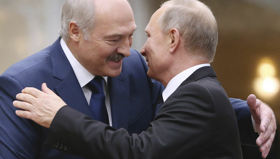 Hviterusslands hardt pressede president Aleksandr Lukasjenko (t.v.) drar mandag til Sotsji for å møte Russlands president Vladimir Putin. Dette bildet er fra et tidligere møte mellom de to.