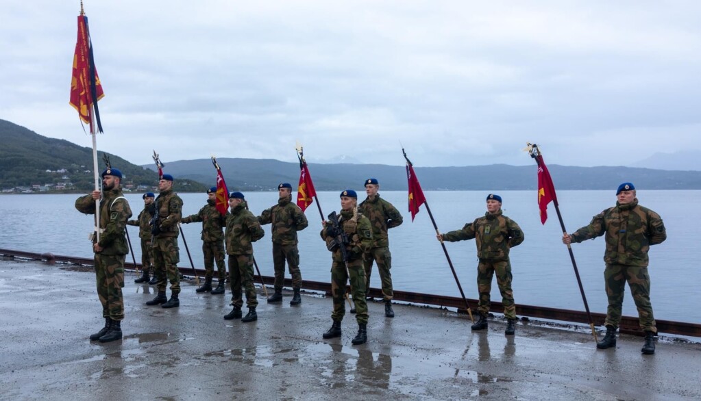 Soldater fra Artilleribataljonen under mottaket av K9 og K10 på havna i Bogen. Soldater fra Artilleribataljonen under mottaket av K9 og K10 på havna i Bogen.