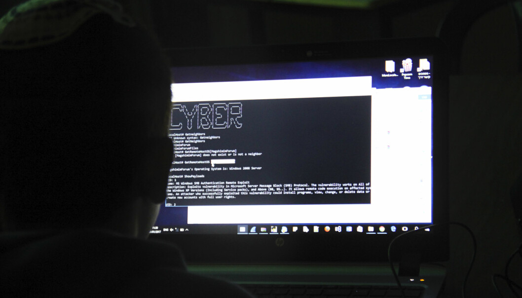 Dette illustrasjonsfotoet viser en israelsk elev som får oppfølging i hvordan et nettverk som er blitt hacket skal undersøkes.