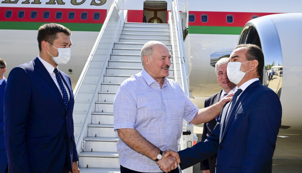 Hviterusslands president Aleksandr Lukasjenko smilte og virket opplagt da han mandag ankom Sotsji for samtaler med Russlands president Vladimir Putin.
