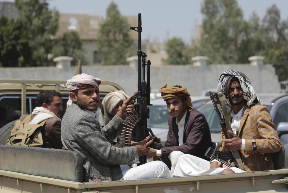 VÅPEN: Houthi-opprørerne i Jemen har ved flere anledninger benyttet seg av iranske våpen i krigen. Bildet viser Houthi-opprørere som holder fatt på sine våpen 22. august 2020.