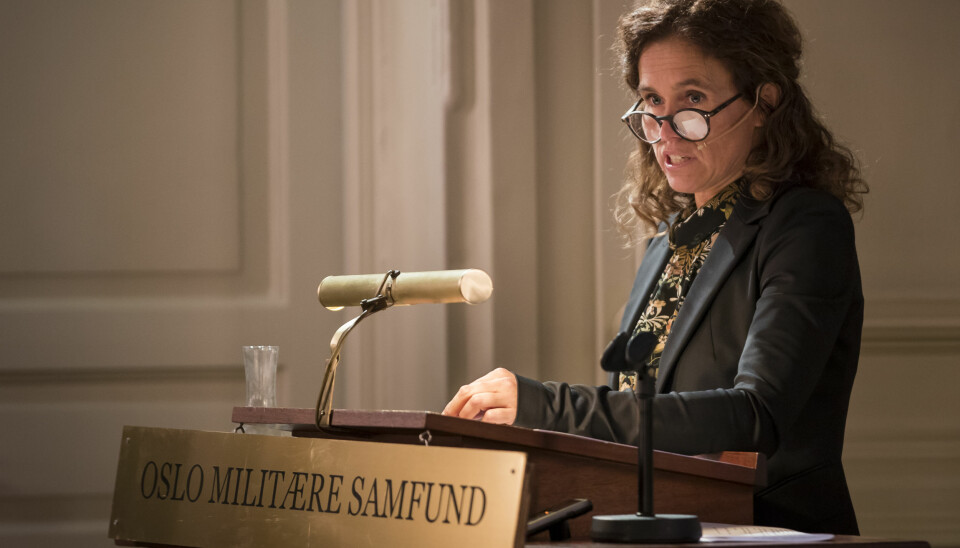 Seniorforsker Julie Wilhelmsen under et foredrag i Oslo Militære Samfund.
