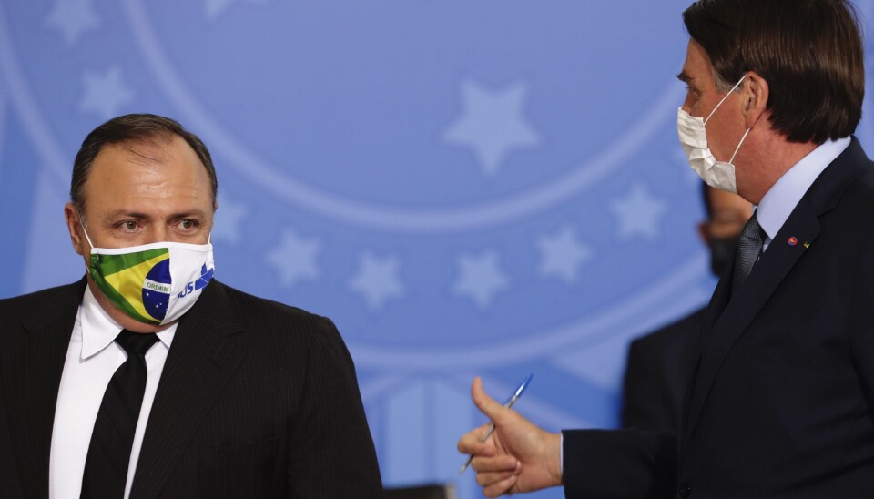 Brasils president Jair Bolsonaro (t.h.) og helseminister Eduard Pazuello under sistnevntes innsettelsesseremoni onsdag.