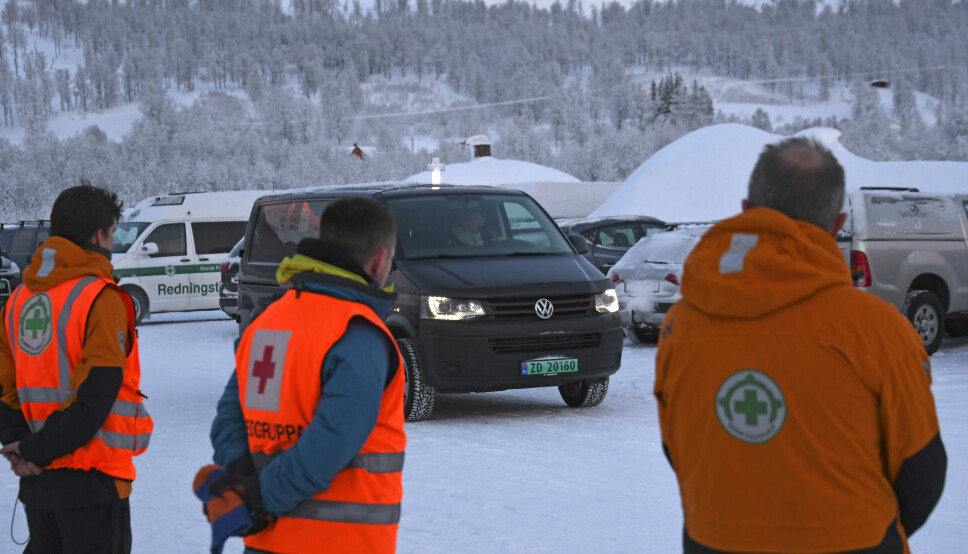 Norsk Folkehjelp Midt-Troms er tildelt prispenger som følge av deres arbeid i forbindelse med skredsøk. Her ser vi representanter for Norsk Folkehjelp og Røde Kors ved en tidligere skredulykke.