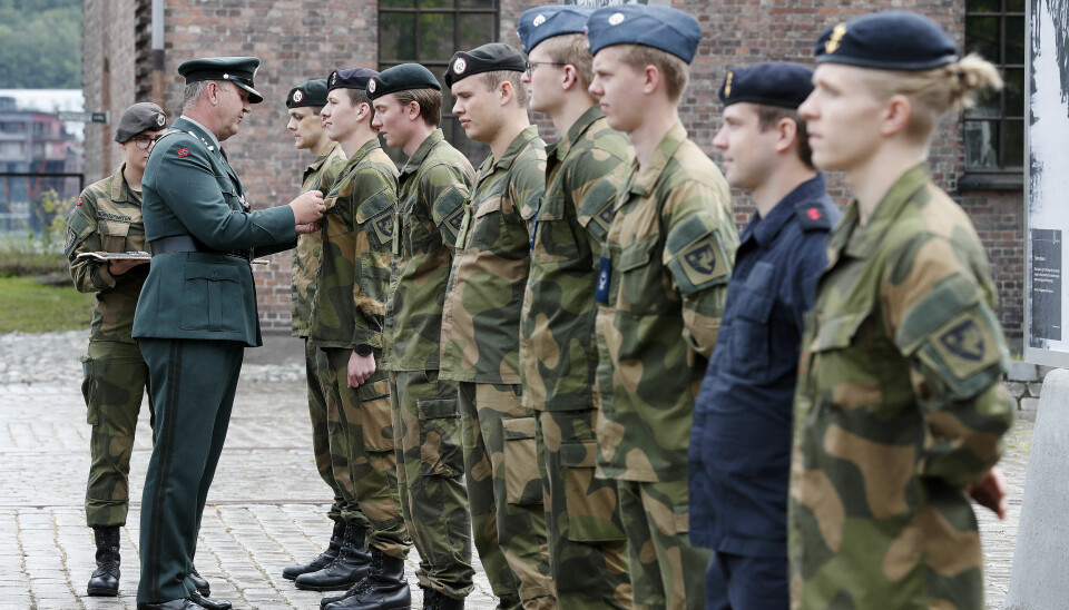 Soldater ved Forsvarets fellestjenester mottar vernedyktighetsmedaljen fra oberstløytnant Rune Karlsen under dimisjon ved Akershus festning i juni i år.