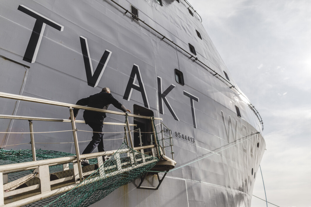 Det er mange trapper på KV Bison. Forsvarsminister Frank Bakke-Jensen jobber seg oppover landgangen. Det er mange trapper på KV Bison. Forsvarsminister Frank Bakke-Jensen jobber seg oppover landgangen.