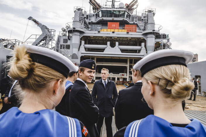 Det er 24 vernepliktige og ansatte på KV Bison. Forsvarsministeren slår av en prat med noen av dem. Det er 24 vernepliktige og ansatte på KV Bison. Forsvarsministeren slår av en prat med noen av dem.