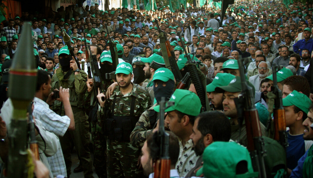 Tusenvis har tatt til gatene for å feire etter at Hamas vant en rekke lokale valg på Gaza og Vestbredden i 2005.