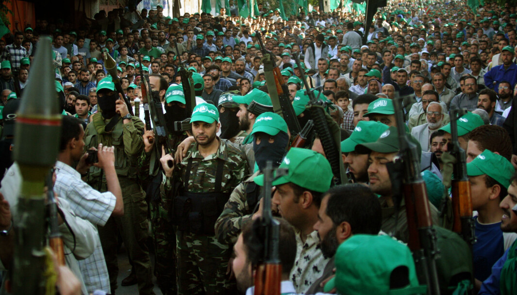 Tusenvis har tatt til gatene for å feire etter at Hamas vant en rekke lokale valg på Gaza og Vestbredden i 2005. Tusenvis har tatt til gatene for å feire etter at Hamas vant en rekke lokale valg på Gaza og Vestbredden i 2005.