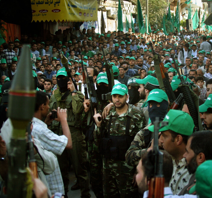 Tusenvis har tatt til gatene for å feire etter at Hamas vant en rekke lokale valg på Gaza og Vestbredden i 2005.