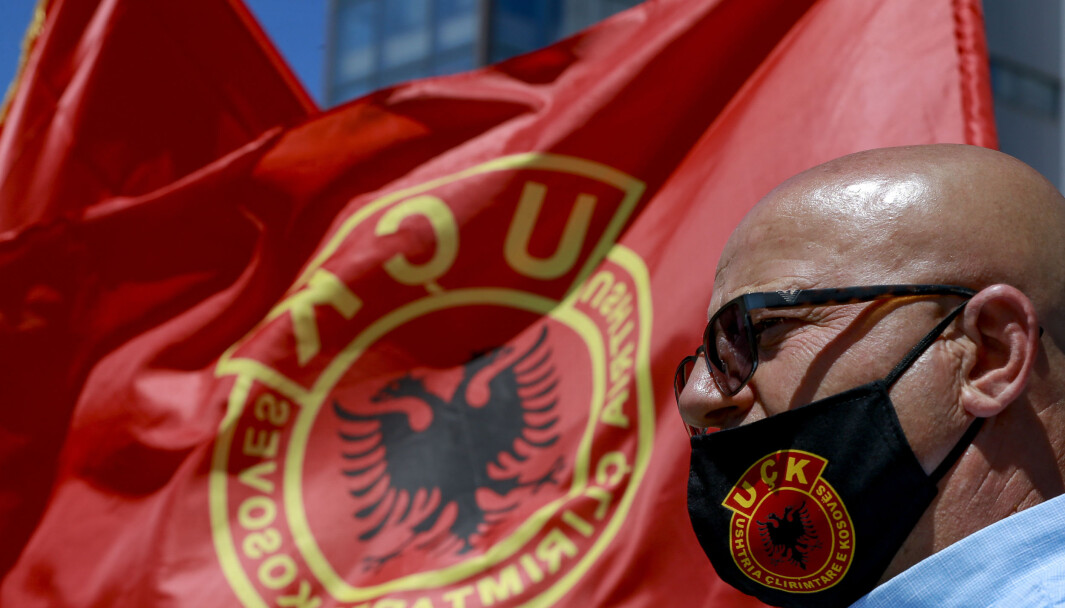 En krigsveteran fra det som tidligere ble kalt for Kosovos frigjøringshær (UCK) deltar i en demonstrasjon i Pristina, Kosovo i juli 2020. Demonstrasjonene kom som følge av at Kosovos president, også tidligere medlem av UCK, ble tiltalt av en domstol som etterforsker mulige krigsforbrytelser. En krigsveteran fra det som tidligere ble kalt for Kosovos frigjøringshær (UCK) deltar i en demonstrasjon i Pristina, Kosovo i juli 2020. Demonstrasjonene kom som følge av at Kosovos president, også tidligere medlem av UCK, ble tiltalt av en domstol som etterforsker mulige krigsforbrytelser.