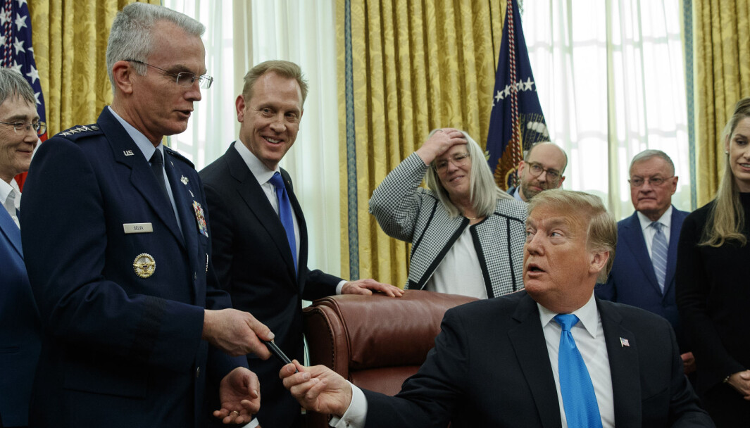 President Donald Trump gir en pen til daværende viseforsvarssjef general Paul Selva etter å ha signert «Space Policy Directive 4» i Det hvite hus 19. februar 2019. President Donald Trump gir en pen til daværende viseforsvarssjef general Paul Selva etter å ha signert «Space Policy Directive 4» i Det hvite hus 19. februar 2019.