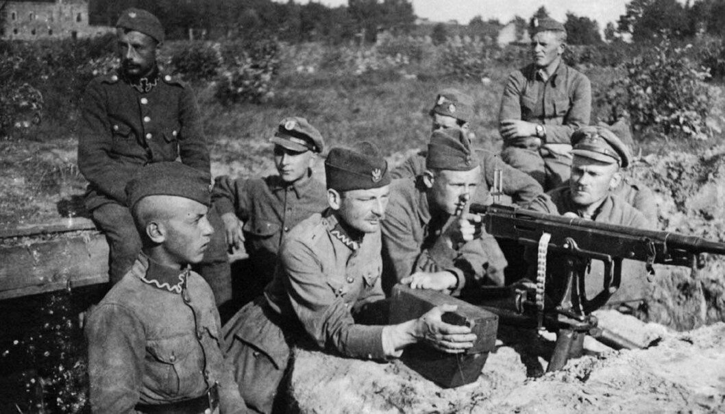 Her ser vi polske soldater i utkanten av Warszawa i 1920 under krigen mot Sovjetunionen. Her ser vi polske soldater i utkanten av Warszawa i 1920 under krigen mot Sovjetunionen.