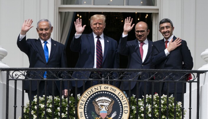 Israels statsminister Benjamin Netanyahu (t.v.), USAs president Donald Trump, Bahrains utenriksminister Khalid bin Ahmed Al Khalifa og De forente arabiske emiraters utenriksminister Abdullah bin Zayed al-Nahyan poserer etter å ha signert den historiske avtalen, foran Det hvite hus. Israels statsminister Benjamin Netanyahu (t.v.), USAs president Donald Trump, Bahrains utenriksminister Khalid bin Ahmed Al Khalifa og De forente arabiske emiraters utenriksminister Abdullah bin Zayed al-Nahyan poserer etter å ha signert den historiske avtalen, foran Det hvite hus.