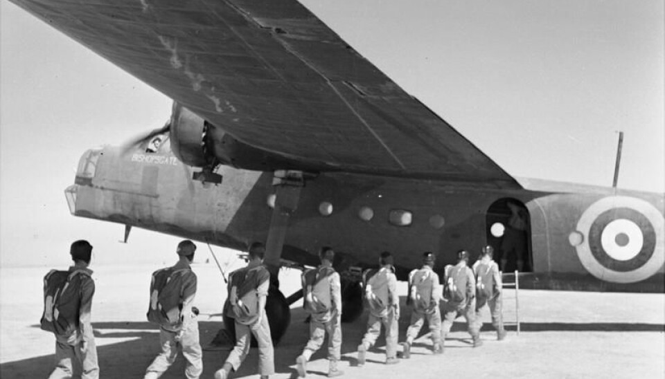 Soldatar frå Special Air Service gjør seg klare til eit fallskjermhopp under trening i Egypt.