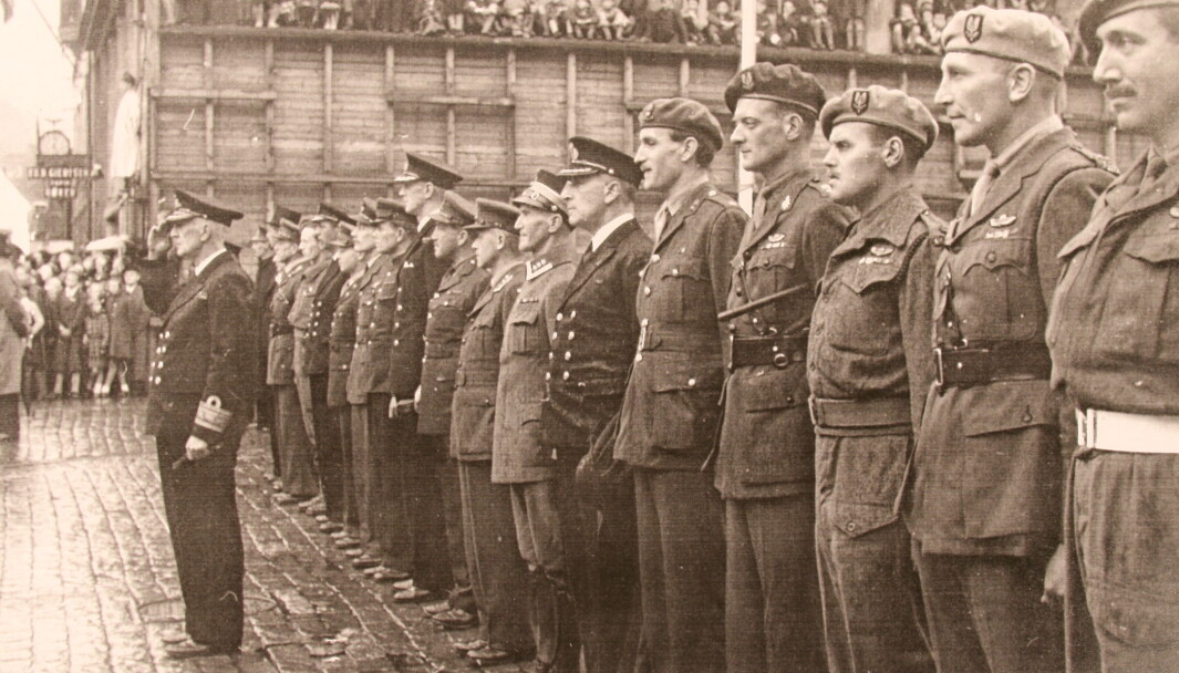 Sentrale allierte offiserar under ein paraden i Bergen sommaren 1945. Frå høgre står Alex Murihead, Paddy Mayne, Harry Poat og Brian Franks. «Mad» Mike Calvert er nummer ni frå høgre. Sentrale allierte offiserar under ein paraden i Bergen sommaren 1945. Frå høgre står Alex Murihead, Paddy Mayne, Harry Poat og Brian Franks. «Mad» Mike Calvert er nummer ni frå høgre.