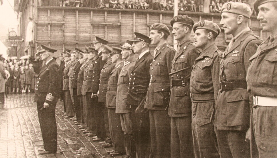 Sentrale allierte offiserar under ein paraden i Bergen sommaren 1945. Frå høgre står Alex Murihead, Paddy Mayne, Harry Poat og Brian Franks. «Mad» Mike Calvert er nummer ni frå høgre.