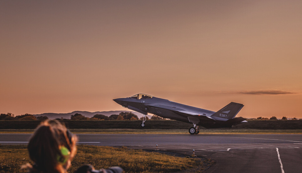Det er åpenbart for meg at vi i forsvarssektoren har noe å lære av privat næringsliv og andre offentlige virksomheter, skriver forsvarsminister Frank Bakke-Jensen. Her ser vi F-35 på Ørland flystasjon.