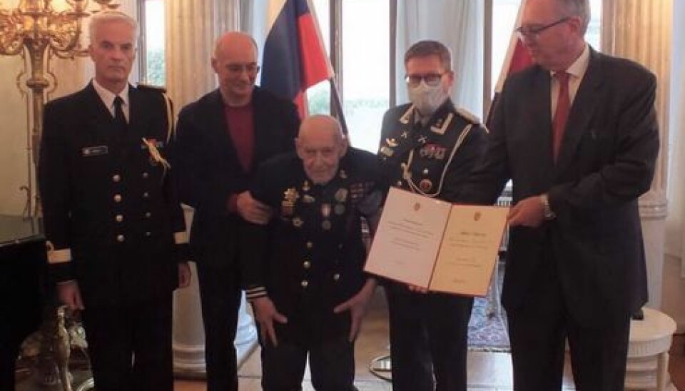 Mikhail Podgurskij mottok deltakermedaljen i den norske ambassaden i Moskva.