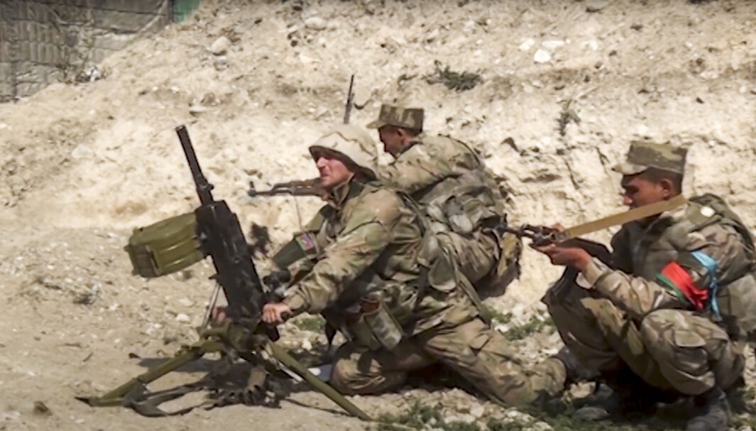 I dette bildet fra søndag 27. september avfyrer aserbajdsjanske soldater en automatisk granatkaster fra en av frontlinjene mot den selverklærte republikken Nagorno-Karabakh i Azerbaijan. I dette bildet fra søndag 27. september avfyrer aserbajdsjanske soldater en automatisk granatkaster fra en av frontlinjene mot den selverklærte republikken Nagorno-Karabakh i Azerbaijan.