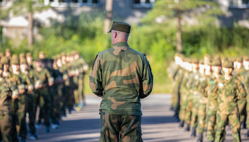 Forsvarsministeren takker soldater og ansatte i Forsvaret som har fortalt om mobbing og trakassering. Dette bildet er fra en oppstilling på Kjevik Forsvarsministeren takker soldater og ansatte i Forsvaret som har fortalt om mobbing og trakassering. Dette bildet er fra en oppstilling på Kjevik