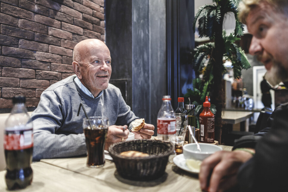 Ole tar seg en suppe på en restaurant i Grønlandsleiret hvor han driver miljøtrening.