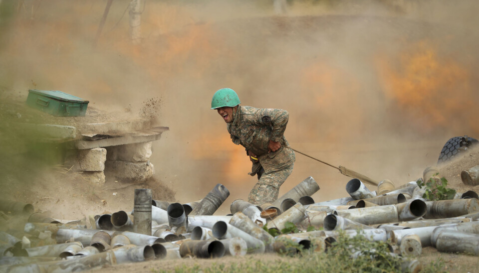 En armensk soldat skyter mot aserbajdsjanske stillinger i Nagorno-Karabakh.