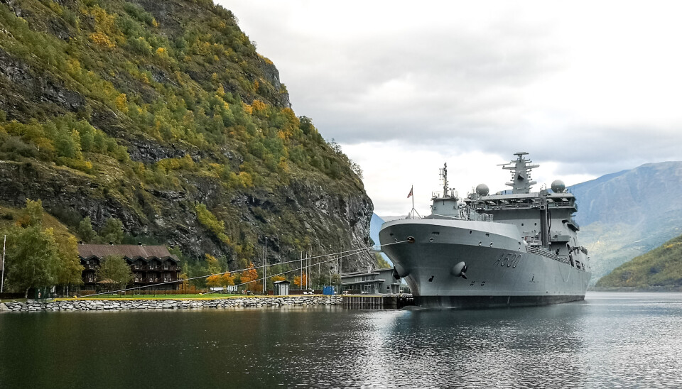 KNM Maud ligger til kai i Flåm.