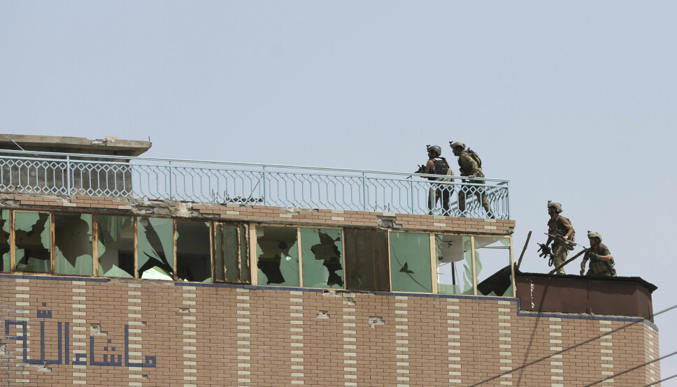 Afghansk sikkerhetspersonell rykker fram i en bygning der opprørere gjemmer seg etter at IS angrep et fengsel i byen Jalalabad, øst for Kabul 3. august 2020.