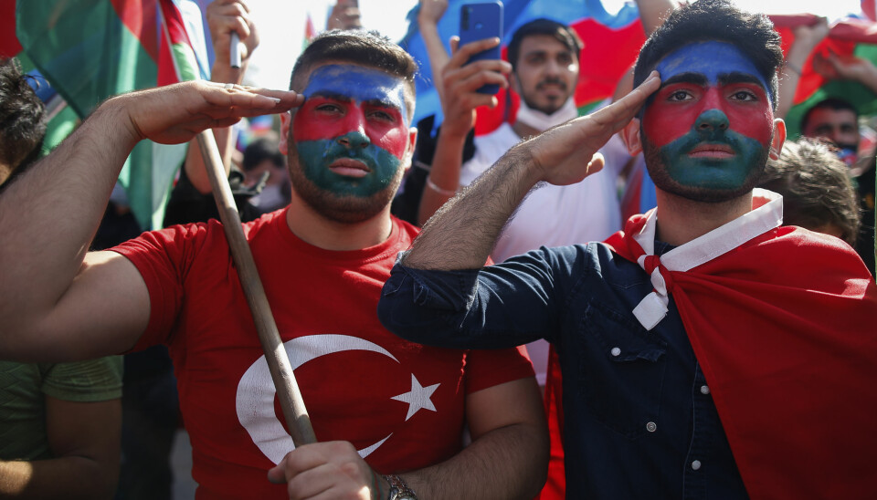 Pro-aserbajdsjanske demonstranter under en demonstrasjon til støtte for Aserbajdsjan i Istanbul. Mange syriske krigere reiser via Tyrkia til Baku for å kjempe på aserbajdsjansk side i Nagorno-Karabakh.
