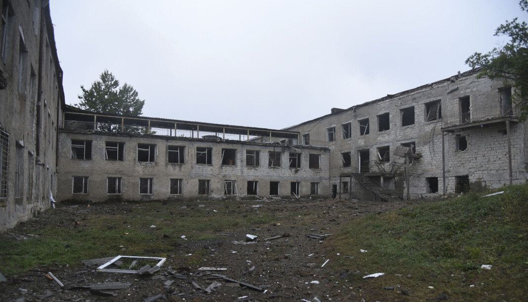 En skole som er ødelagt etter å ha blitt truffet av granater avfyrt av aserbajdsjanske styrker i Nagorno-Karabakhs største by Stepanakert. En skole som er ødelagt etter å ha blitt truffet av granater avfyrt av aserbajdsjanske styrker i Nagorno-Karabakhs største by Stepanakert.