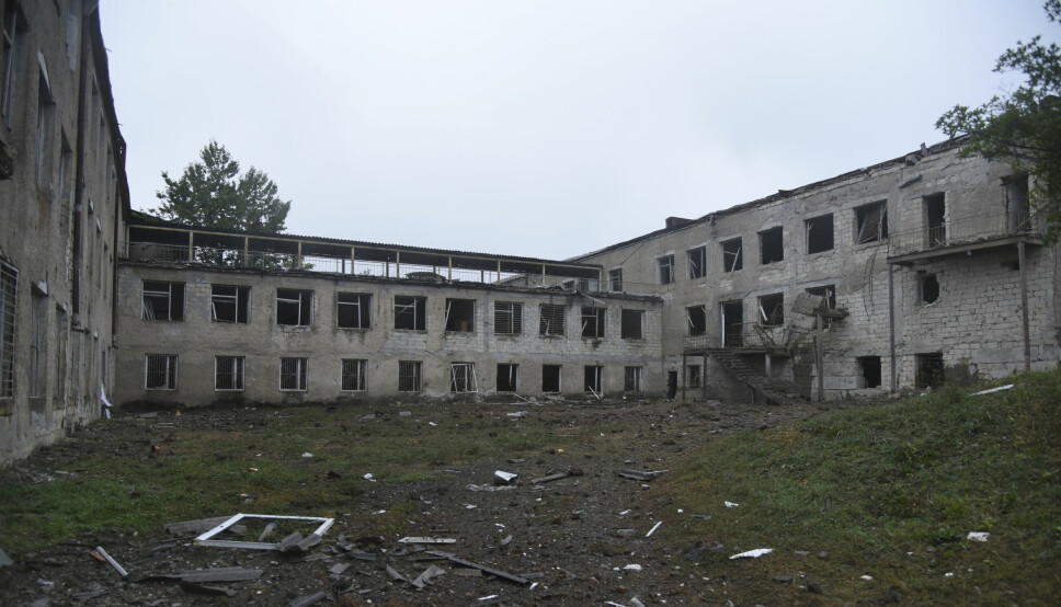 En skole som er ødelagt etter å ha blitt truffet av granater avfyrt av aserbajdsjanske styrker i Nagorno-Karabakhs største by Stepanakert.