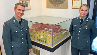 Her er kadetten Brage Bolstad-Andreassen og Karen-Frederikke Løvenskiold ved en modell av Den gamle krigsskolen. Her er kadetten Brage Bolstad-Andreassen og Karen-Frederikke Løvenskiold ved en modell av Den gamle krigsskolen.