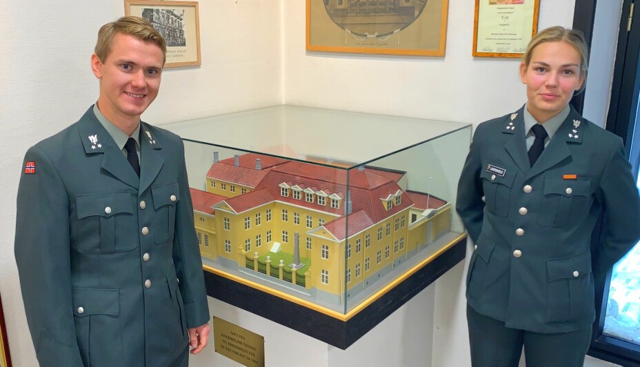 Her er kadetten Brage Bolstad-Andreassen og Karen-Frederikke Løvenskiold ved en modell av Den gamle krigsskolen.