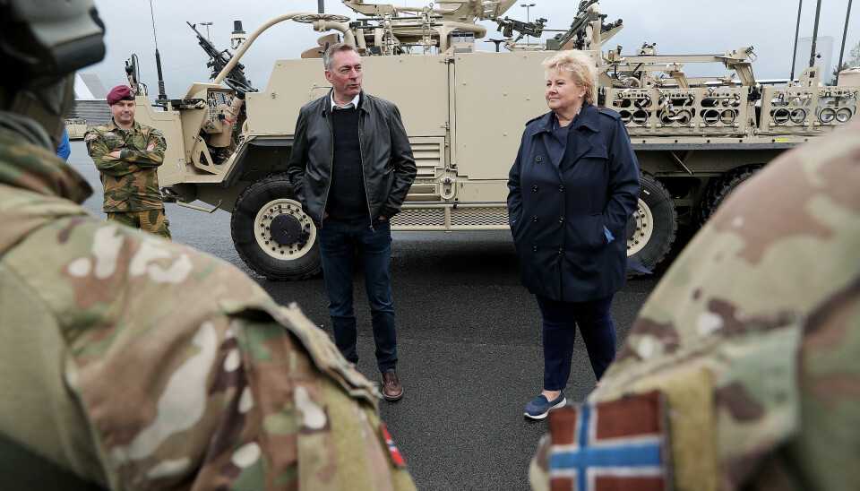 Forsvarsminister Frank Bakke-Jensen og statsminister Erna Solberg under et besøk til Forsvarets spesialstyrker i juni 2019.