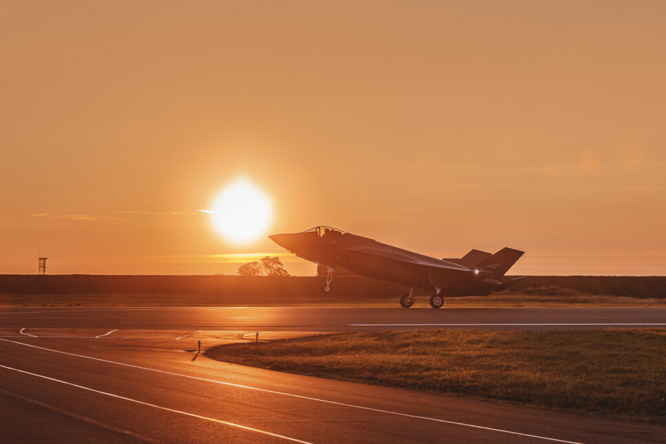 Kampflyprosjektet blir dyrere enn hva regjeringen beregnet i en tidligere kostnadsramme. Her lander et av de tre siste nye F-35 på Ørland flystasjon.