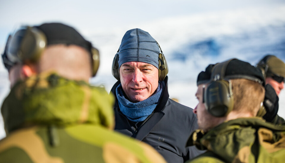 Forsvarsminister Frank Bakke-Jensen under et besøk ved Finnmark landforsvar i fjor.