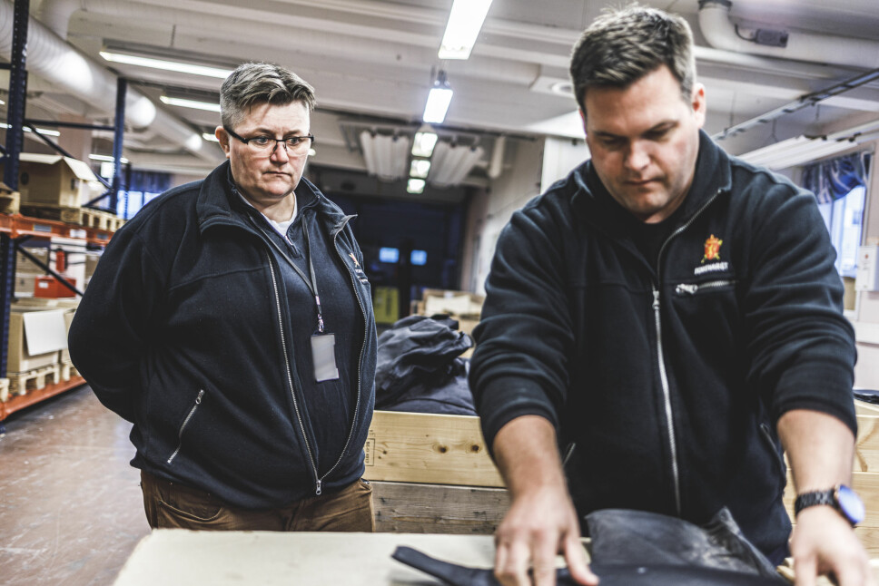 Seksjonssjef Hege Granberg og fagarbeider Vegard Hals Overen på verkstedet Nordkisa.
