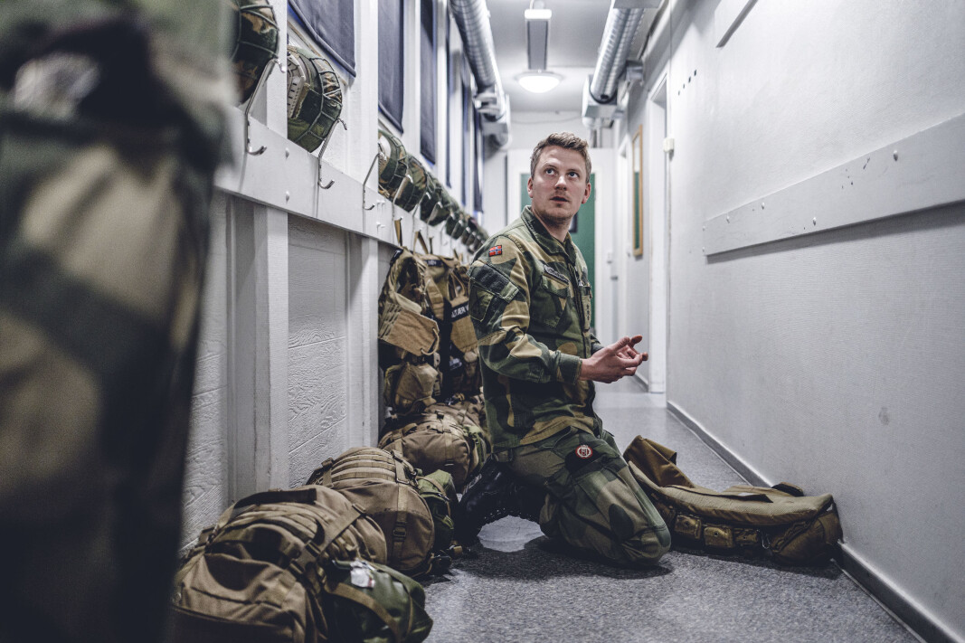 Frode Johansen, nestkommanderende i Vakt og sikring, ser etter klistremerker på vestene de har fått utdelt. Frode Johansen, nestkommanderende i Vakt og sikring, ser etter klistremerker på vestene de har fått utdelt.