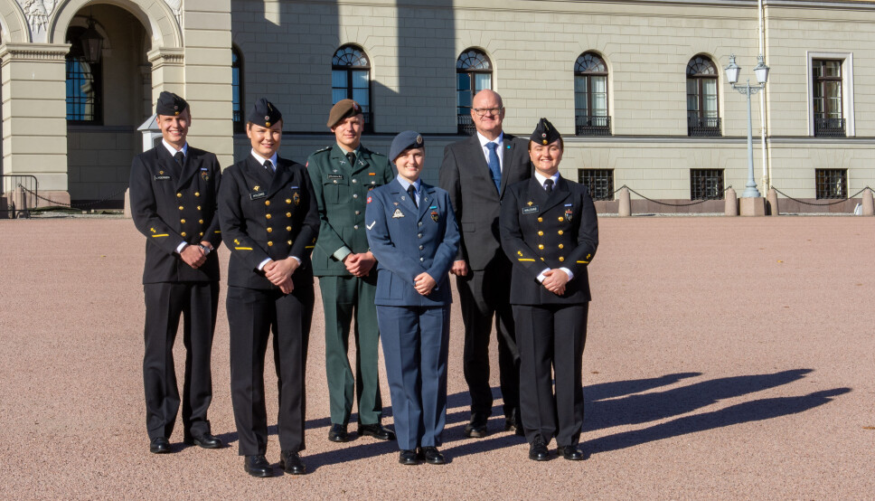 Vernepliktsrådet utenfor Slottet. Fra venstre: Ola Tollnes Lydersen, Anette Hyldmo, Aksel Grunnvåg, Anniken Strønen Riise, Knut Ringen og Sofia Karin Malekas.