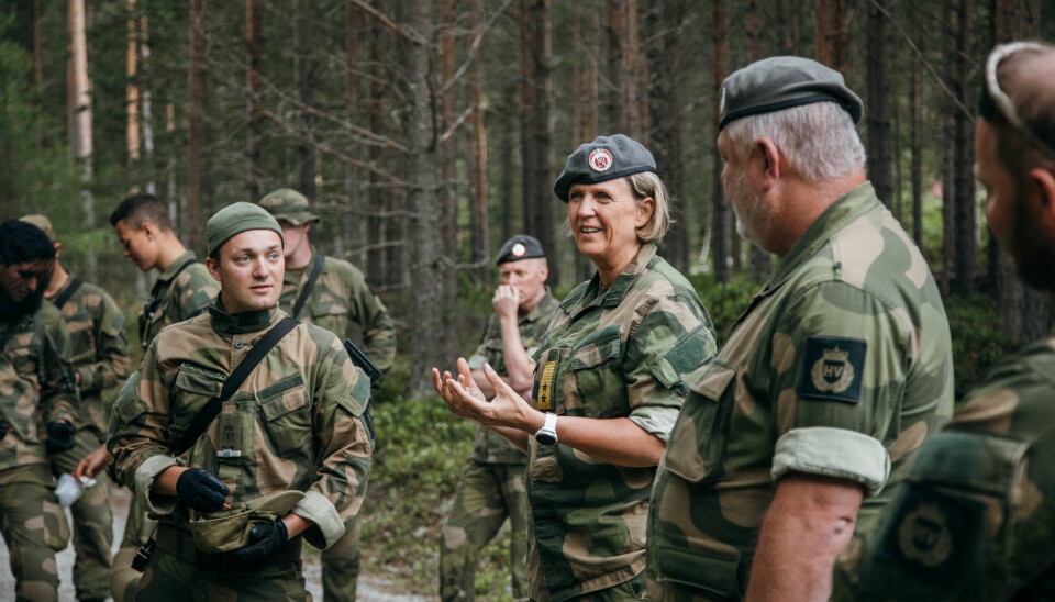 Generalmajor Elisabeth Michelsen, sjef for Heimevernet, under et besøk ved HVs lagførerkurs i sommer.