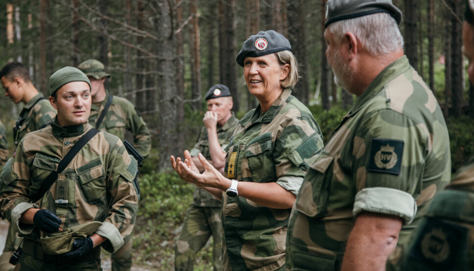 Sjef Heimevernet, generalmajor Elisabeth Michelsen (i midten) oppfordrer HV-soldater å bære uniform på jobben 4. desember.