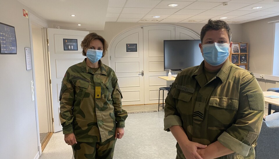 FPVS-sjef Gunn Elisabeth Håbjørg og sesjonsspesialist Janne Larsen tok i mot ungdommer på sesjon.