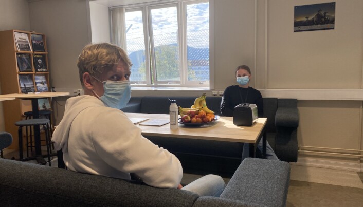 Marcus Lampe og Christine Matthiessen må ha på seg munnbindet gjennom hele oppholdet i sesjonslokalet. Marcus Lampe og Christine Matthiessen må ha på seg munnbindet gjennom hele oppholdet i sesjonslokalet.