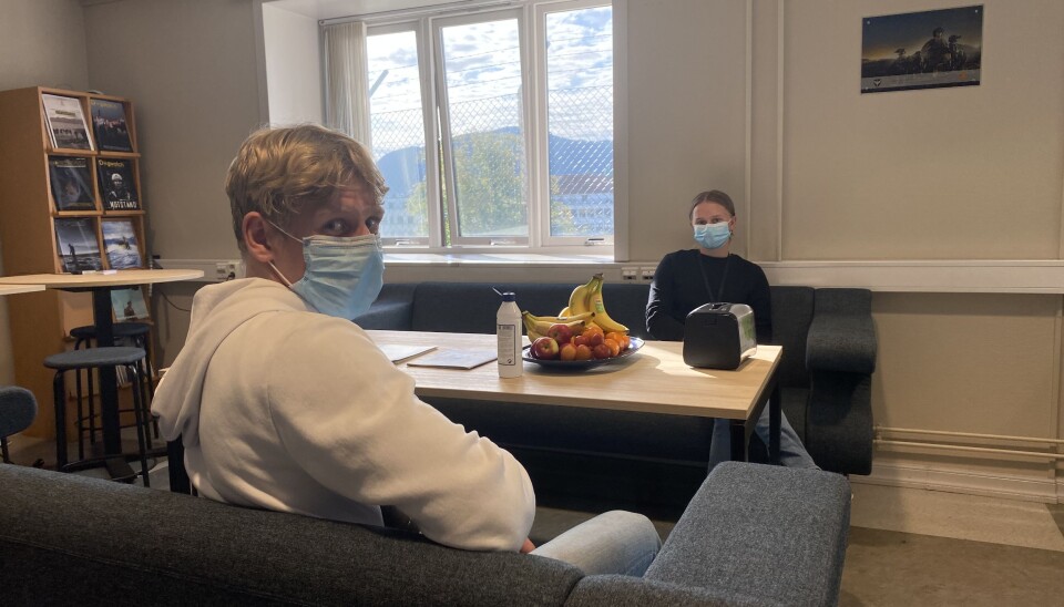 Marcus Lampe og Christine Matthiessen må ha på seg munnbindet gjennom hele oppholdet i sesjonslokalet.