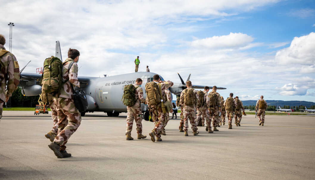 KARANTENE: Mange i Forsvaret reiser i jobbsammenheng. De som er vaksinerte vil nå få tilpasset innreisekarantene. KARANTENE: Mange i Forsvaret reiser i jobbsammenheng. De som er vaksinerte vil nå få tilpasset innreisekarantene.