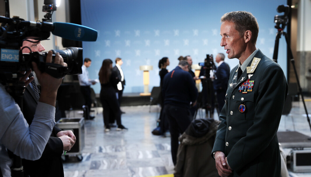 Fra felles pressekonferanse om den nye samfunnsikkerhetsmeldingen og langtidsplan for Forsvaret. Forsvarssjef Eirik Kristoffersen på pressekonferansen. Fra felles pressekonferanse om den nye samfunnsikkerhetsmeldingen og langtidsplan for Forsvaret. Forsvarssjef Eirik Kristoffersen på pressekonferansen.