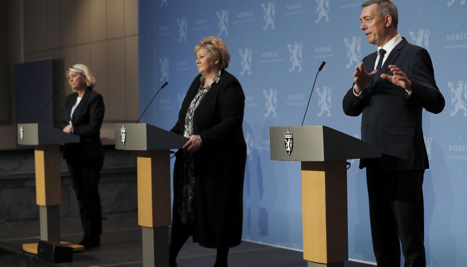 – At vi ikke engang er i stand til å overvåke våre egne områder i fredstid er skammelig, sier Liv Signe Navarsete (Sp). Her ser vi Monica Mæland, Erna Solberg og Frank Bakke-Jensen under fremleggelsen av langtidsplanen og samfunnssikkerhetsmeldingen.