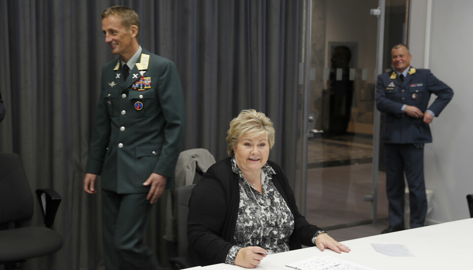 Forsvarssjef Eirik Kristoffersen går bak statsminister Erna Solberg før pressekonferansen der samfunnssikkerhetsmeldingen og langtidsplanen ble lagt fram fredag.