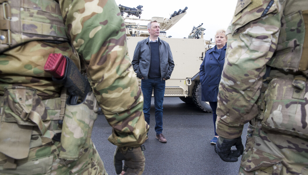 Forsvarsminister Frank Bakke-Jensen og statsminister Erna Solberg under et besøk på Rena leir i 2019. Forsvarsminister Frank Bakke-Jensen og statsminister Erna Solberg under et besøk på Rena leir i 2019.